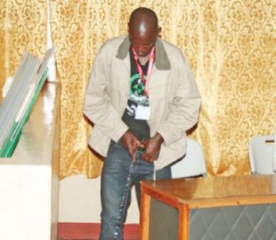 Chembe Daka stunned the public in Chipata when he woke up from deep sleep and started urinating inside the Council Chamber, where tallying of votes in the Kasenengwa by-election was in progress.