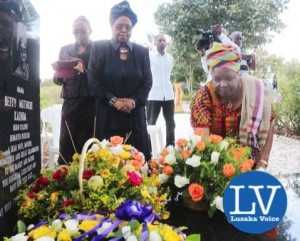 Mama Chibesa Kankasa and Christine Mulundika laying wreaths on the Mama Betty graveyard. - Photo Credit Jean Mandela - Lusakavoice.com-1