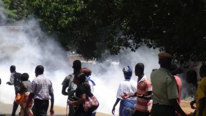 Two rival groups of MMD cadres this morning clashed at the party secretariat resulting
