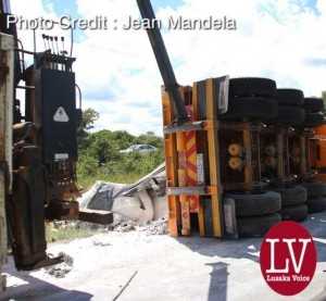 This truck B669 AUX was spotted between Choma - Monze road, the driver escaped unhurt according to a bypasser! - Lusakavoice.com